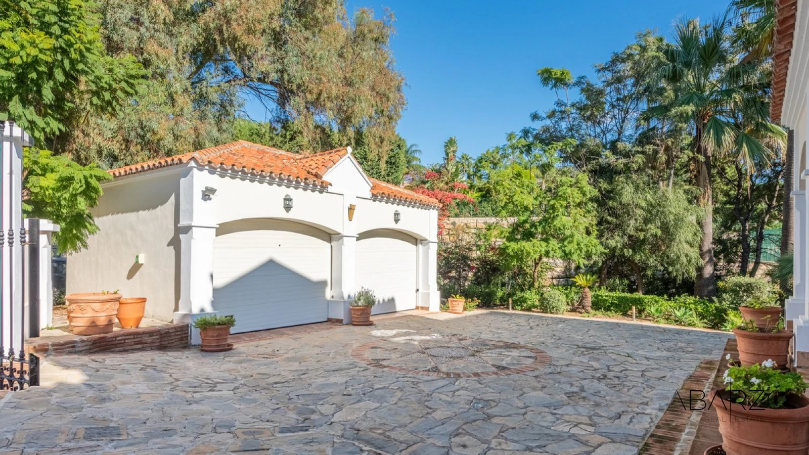 Classic Andalusian Luxury Villa in Marbella's Vega del Colorado with Sea Views — interior, La Quinta, Benahavís (28 of 49)