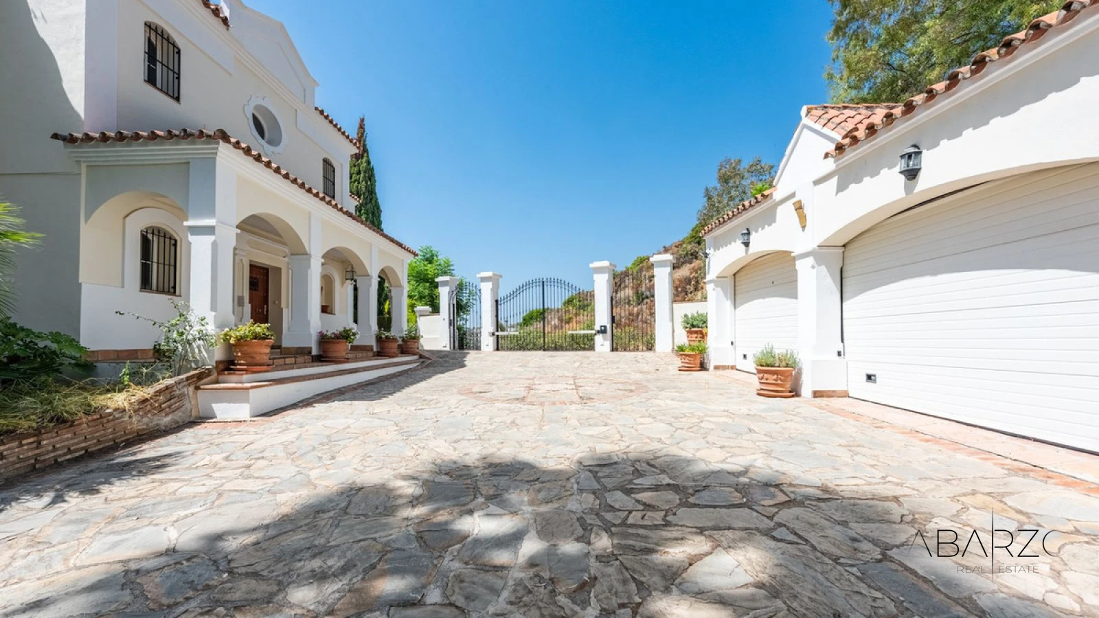 Classic Andalusian Luxury Villa in Marbella's Vega del Colorado with Sea Views — interior, La Quinta, Benahavís (48 of 49)
