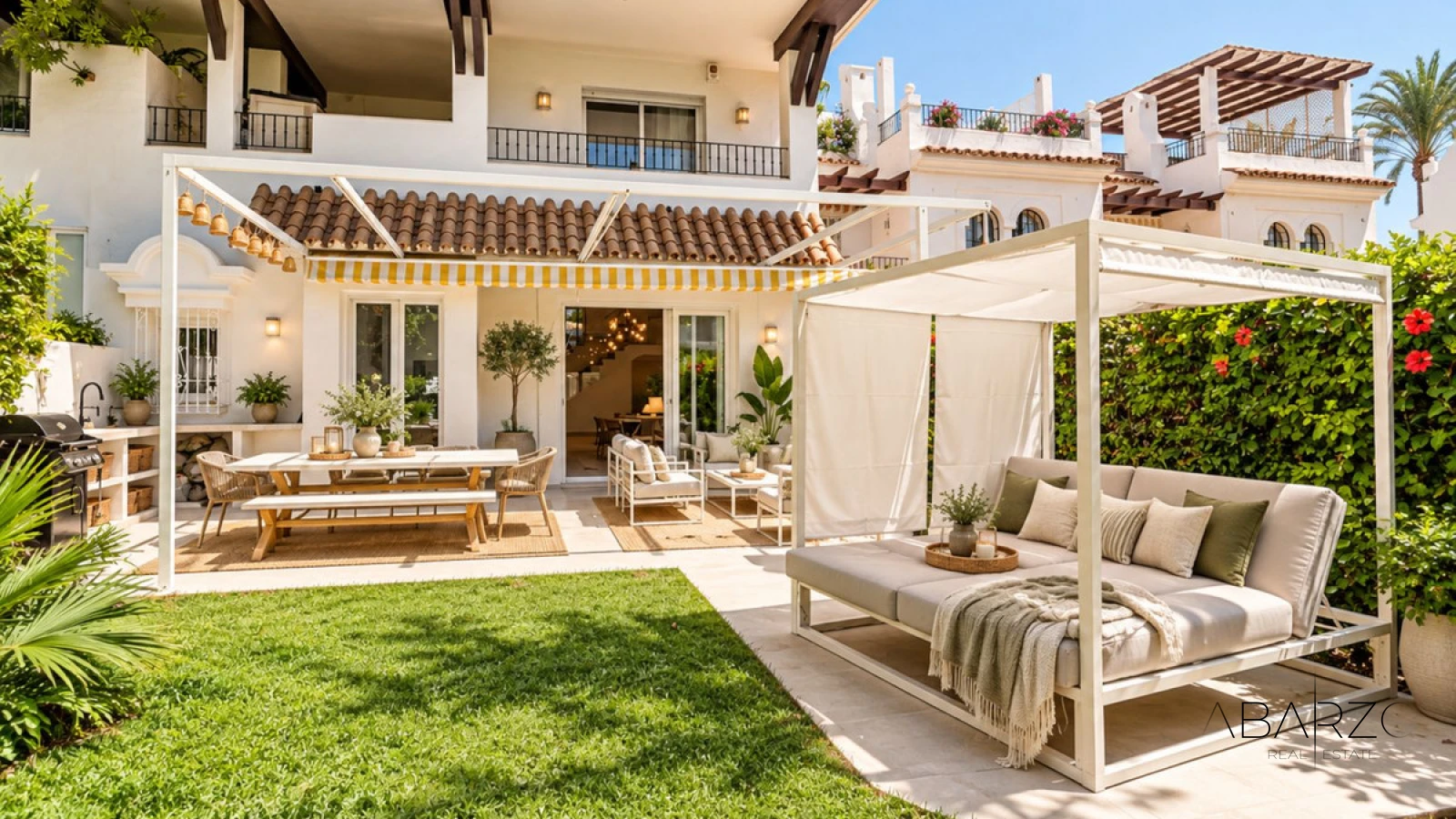 Dúplex reformado en primera línea de playa en Castiglione, San Pedro de Alcántara, Marbella — luxury property for sale in San Pedro de Alcántara