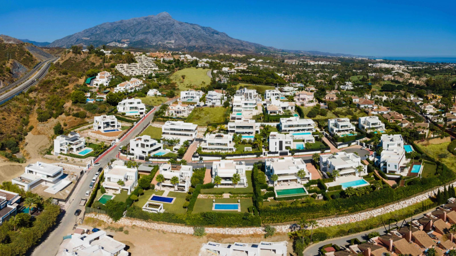 Современная трёхуровневая вилла в закрытом посёлке, Нуэва Андалусия, Марбелья — interior, Nueva Andalucía, Marbella (36 of 40)