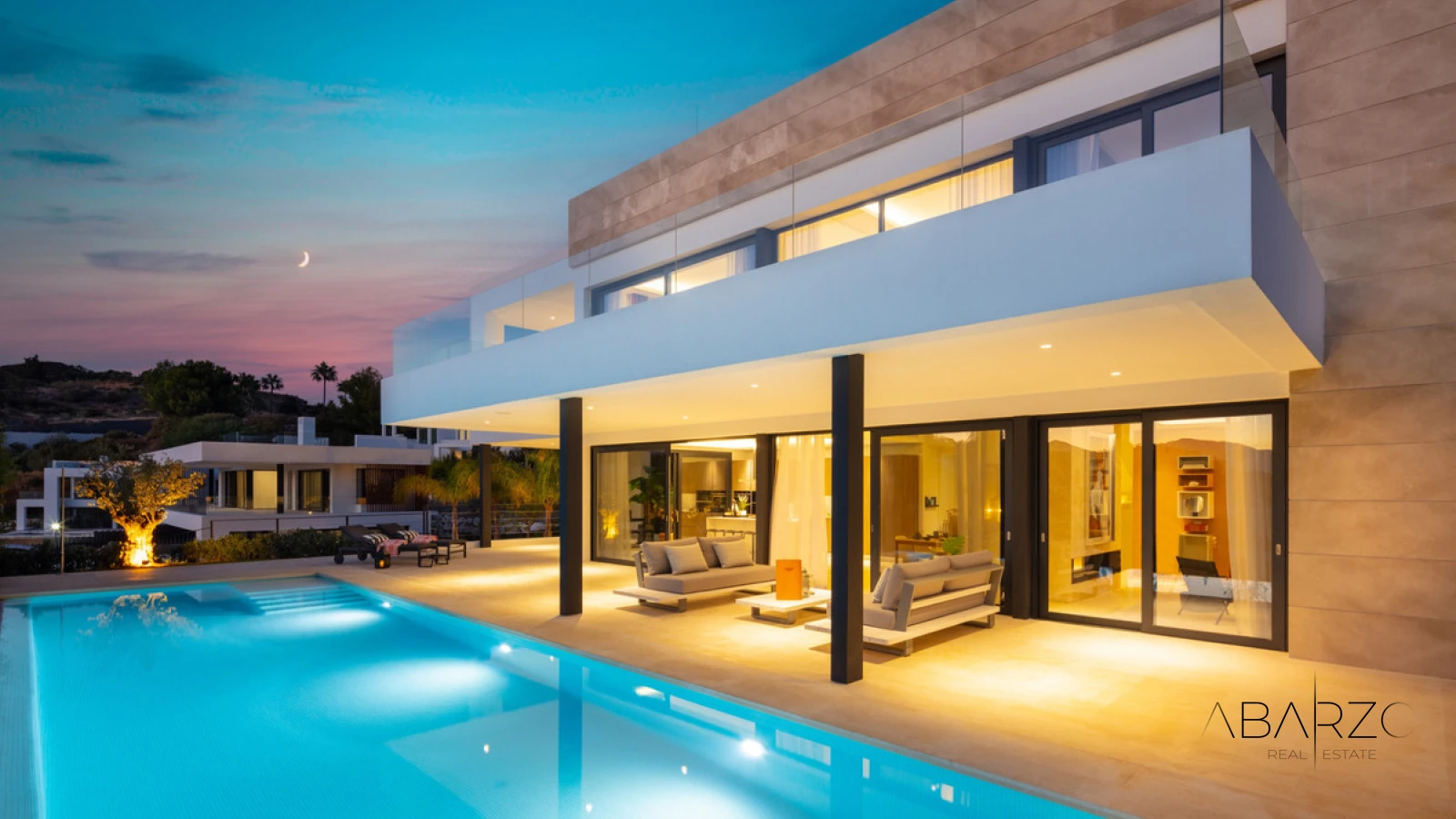 Villa contemporánea de tres plantas en urbanización cerrada, Nueva Andalucía, Marbella — luxury property for sale in Nueva Andalucía, Marbella
