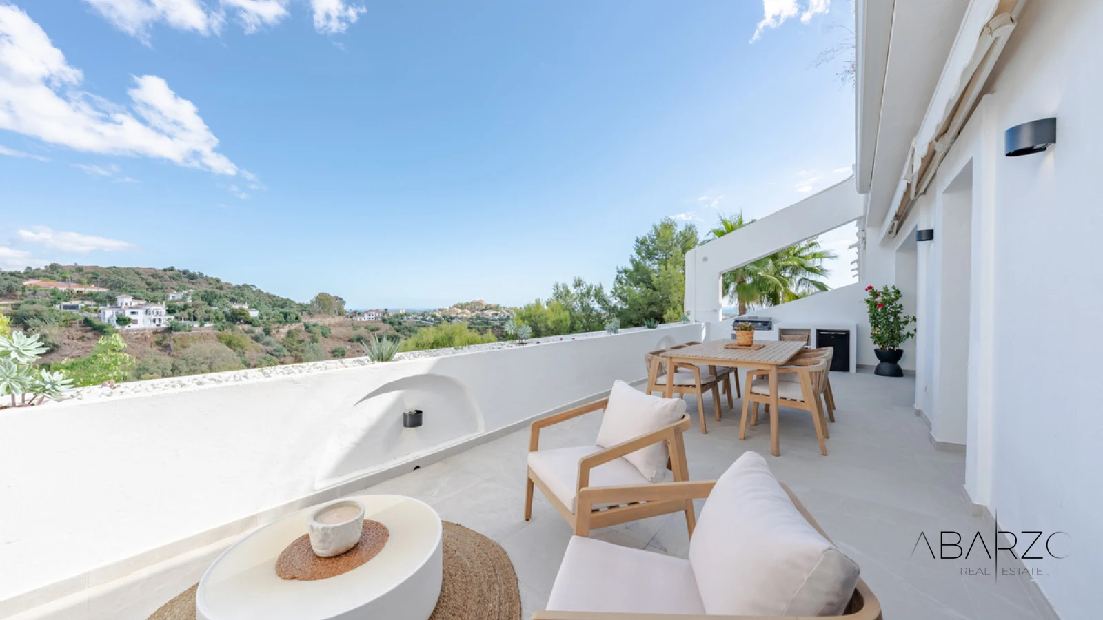 Apartamento de tres dormitorios con vistas al golf y al mar en La Quinta, Benahavís — luxury property for sale in La Quinta, Benahavís