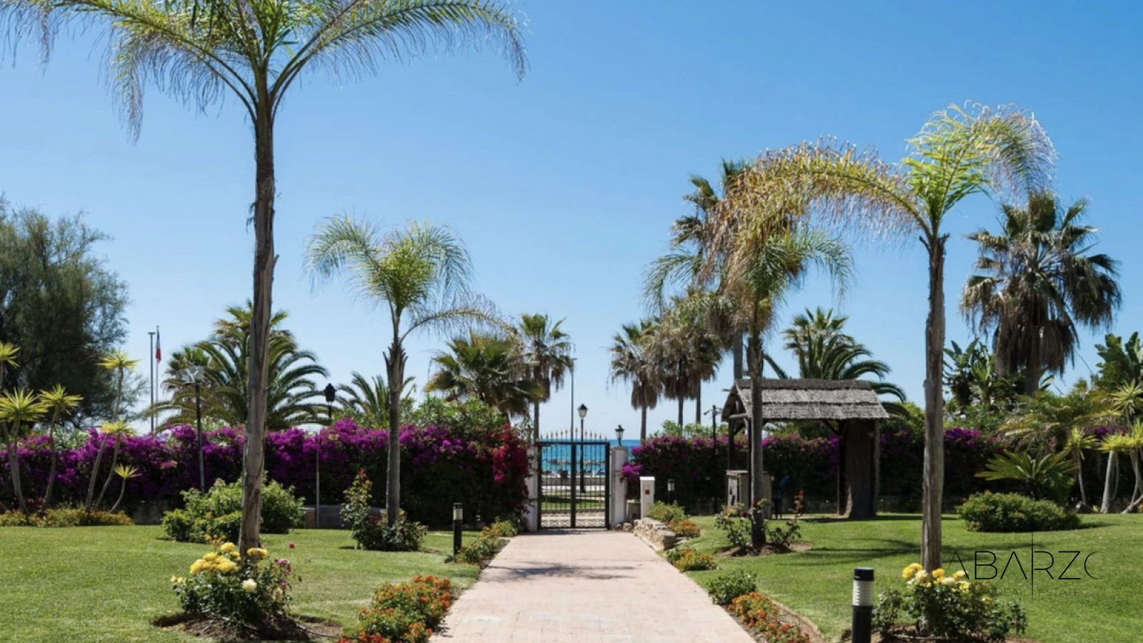 Apartamento de un dormitorio reformado, primera línea de playa, Puerto Banús, Marbella — luxury property for sale in Puerto Banús, Marbella