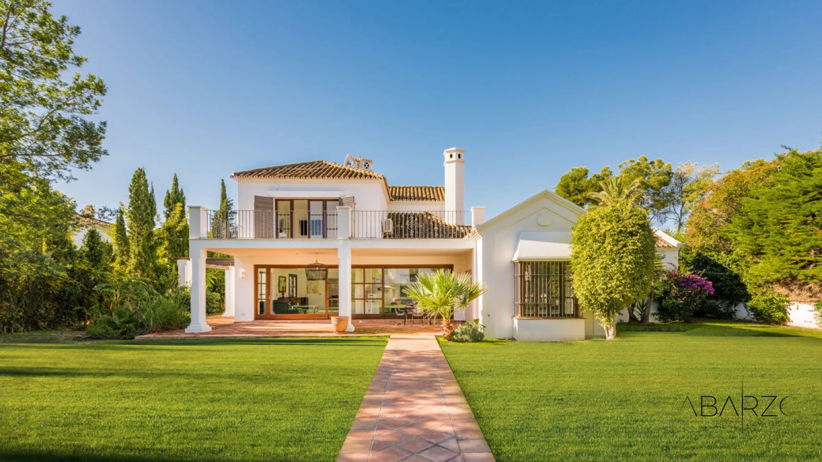 Villa estilo cortijo junto a la playa en Guadalmina Baja, Marbella — luxury property for sale in Guadalmina Baja, San Pedro de Alcántara
