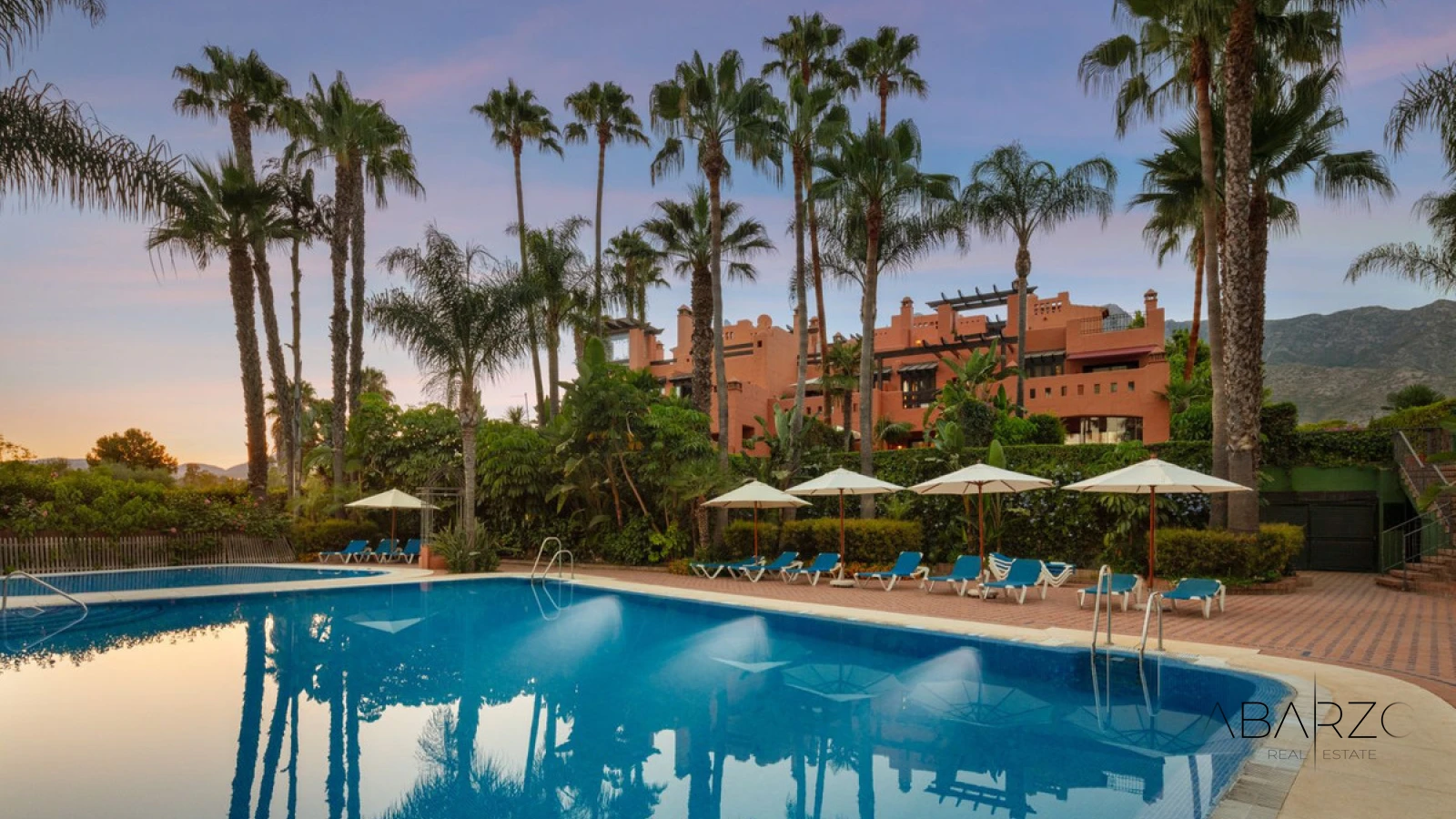 Exquisita Villa de Lujo en Altos de Puente Romano, Marbella con Jardín Privado y Garaje — luxury property for sale in Golden Mile, Marbella