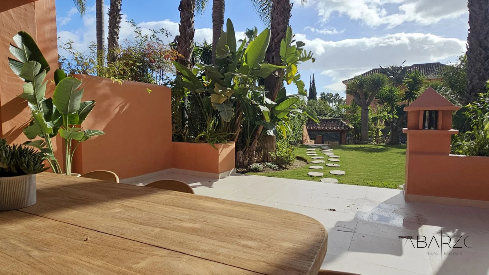 Exquisita Villa de Lujo en Altos de Puente Romano, Marbella con Jardín Privado y Garaje — interior, Golden Mile, Marbella (2 of 20)