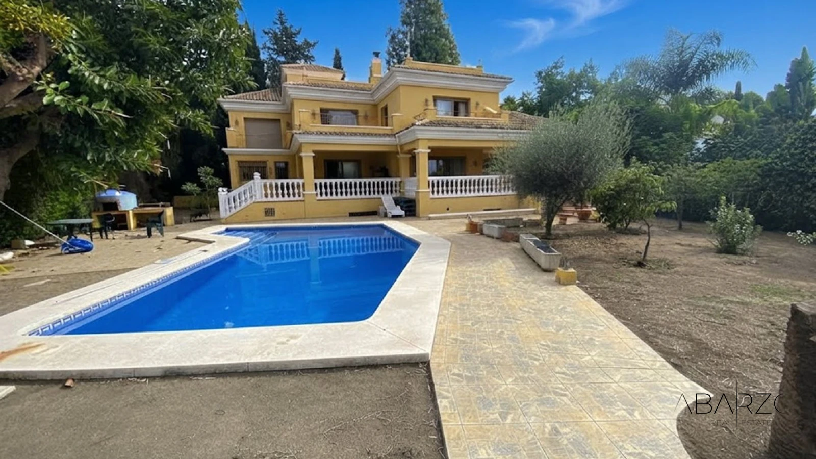 Villa exclusiva en Parcelas del Golf, Aloha con piscina privada y terraza en la azotea — luxury property for sale in Nueva Andalucía, Marbella