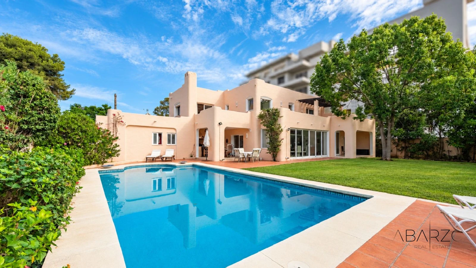 Villa junto al mar con potencial de reforma en Paraíso Barronal, Estepona — luxury property for sale in New Golden Mile, Estepona