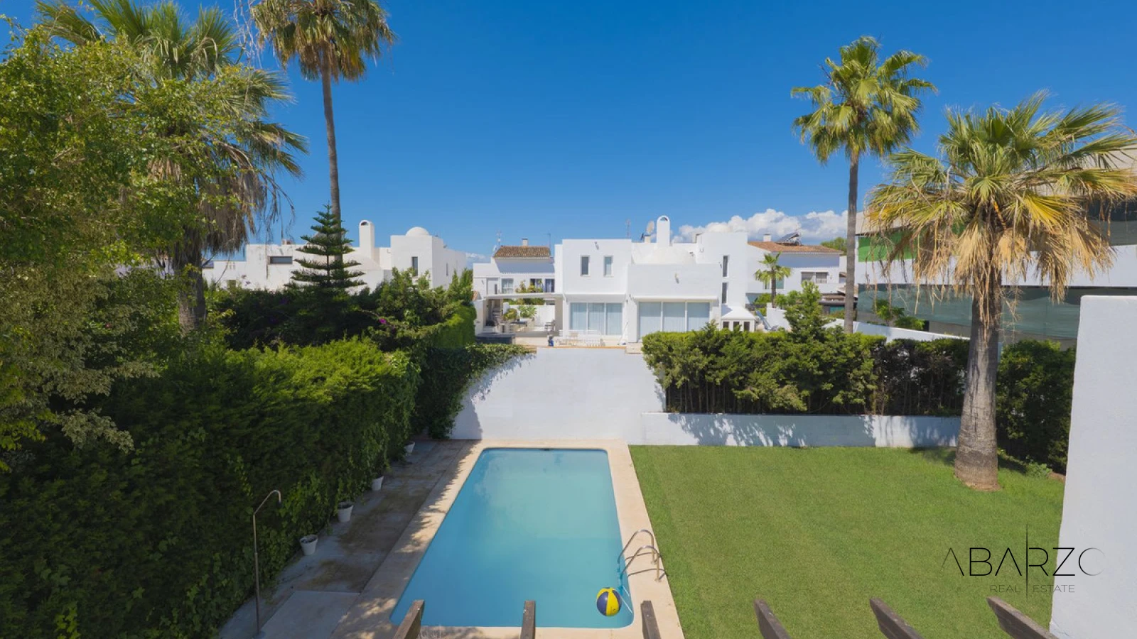 Villa independiente a un paseo de Puerto Banús, Marbella — luxury property for sale in Puerto Banús, Marbella