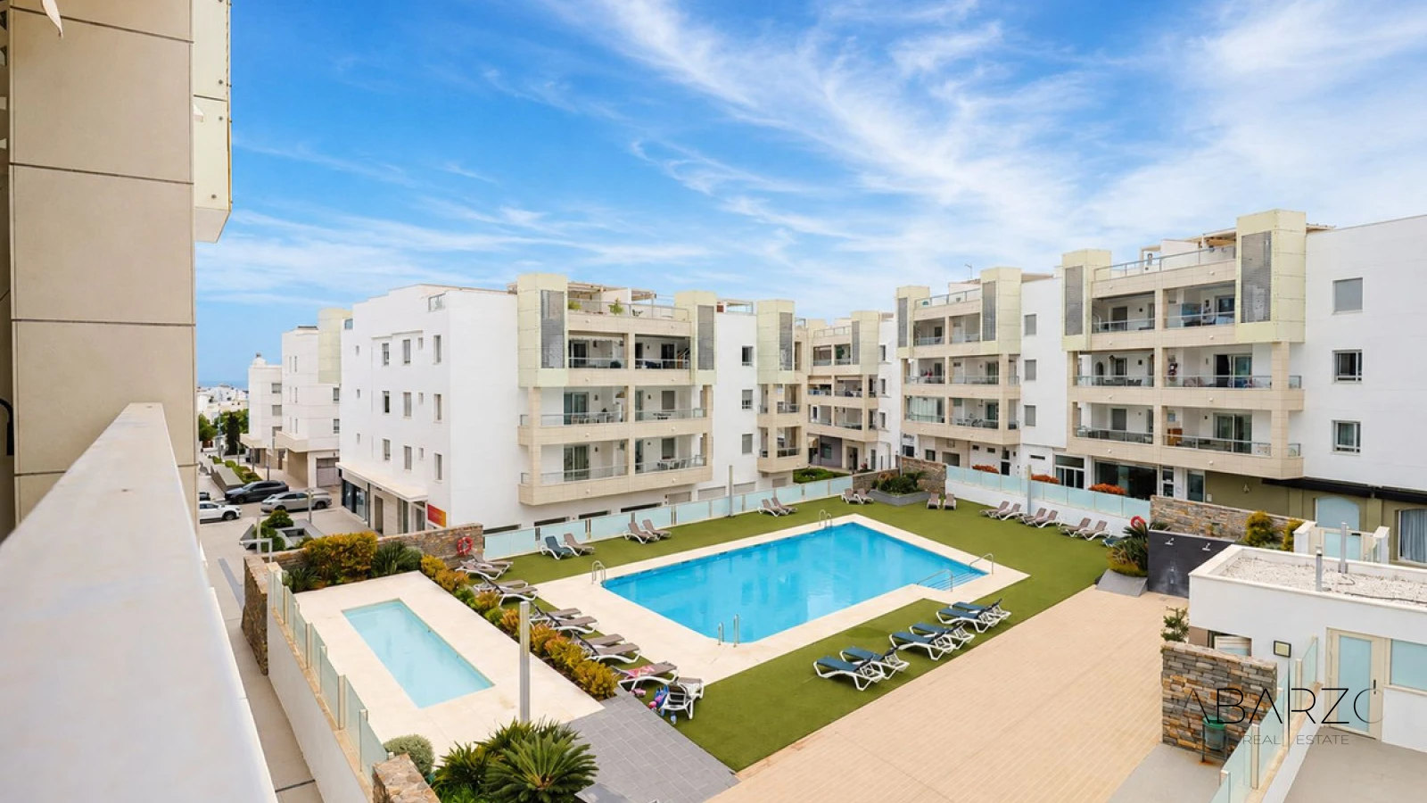 Apartamento con Vistas a la Piscina en San Pedro de Alcántara, Costa del Sol — luxury property for sale in San Pedro de Alcántara
