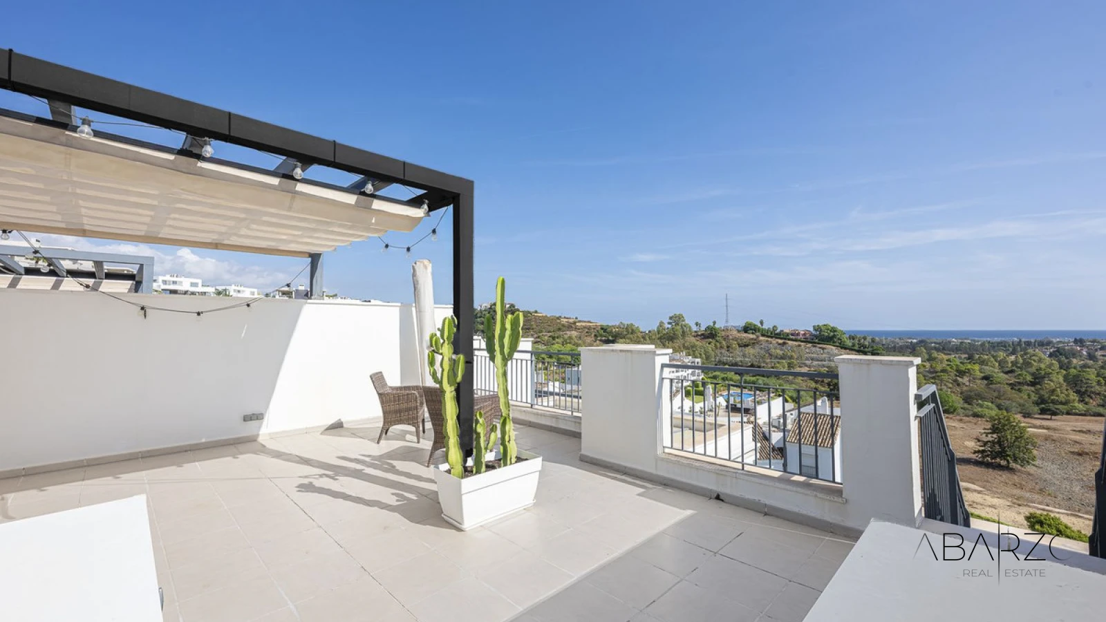 Ático dúplex con solárium y vistas al mar en Los Arqueros, Benahavís — luxury property for sale in Los Arqueros, Benahavís