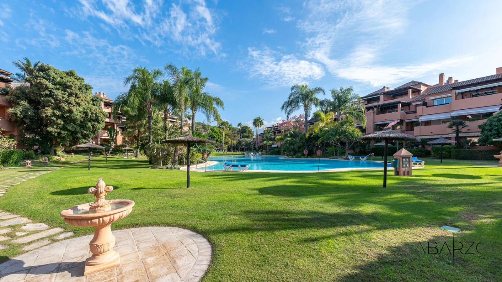 Apartamento en Alhambra del Golf, Guadalmina Baja, Marbella — andando a la playa — luxury property for sale in Guadalmina Baja, San Pedro de Alcántara