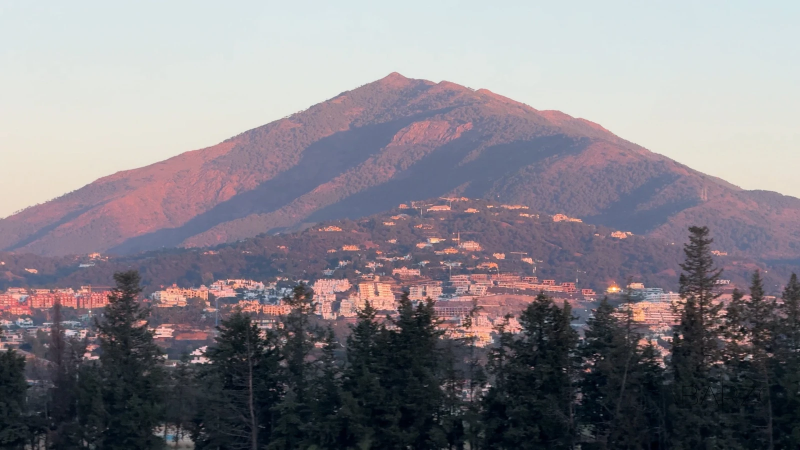 Off-Market Grundstück für ein Projekt mit fünf Villen in Sierra Blanca — luxury property for sale in Sierra Blanca, Marbella