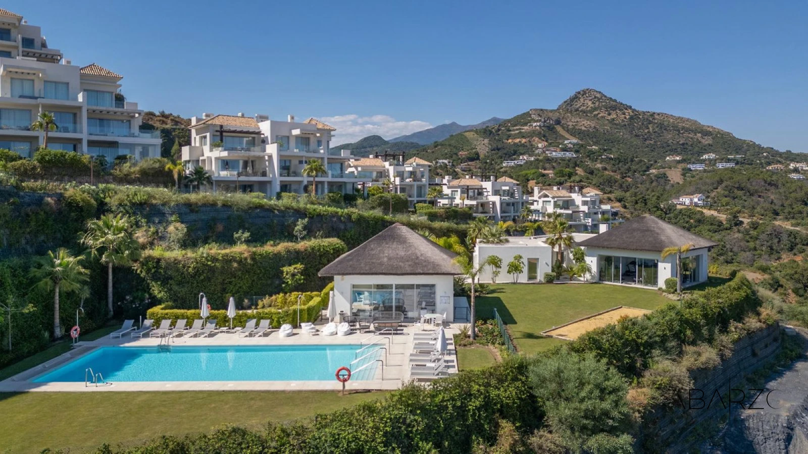 Penthouse in Marbella Club Hills, Benahavís with panoramic sea views and rooftop solarium — luxury property for sale in Golden Mile, Marbella