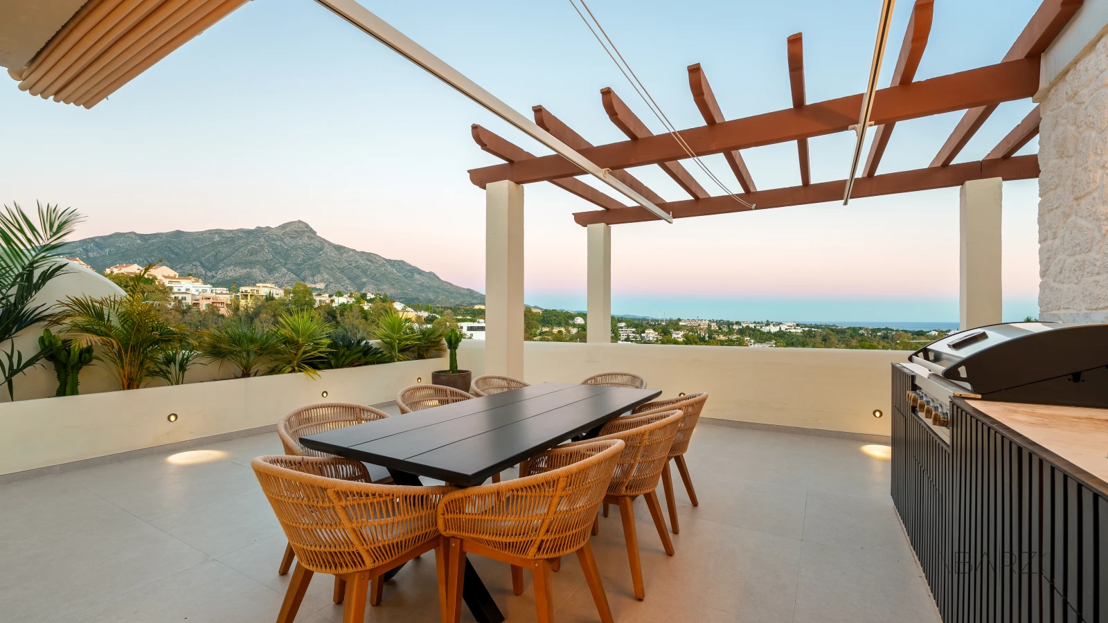 Duplex penthouse in Nueva Andalucia Marbella with private pool and sea views — interior, Nueva Andalucía, Marbella (44 of 60)