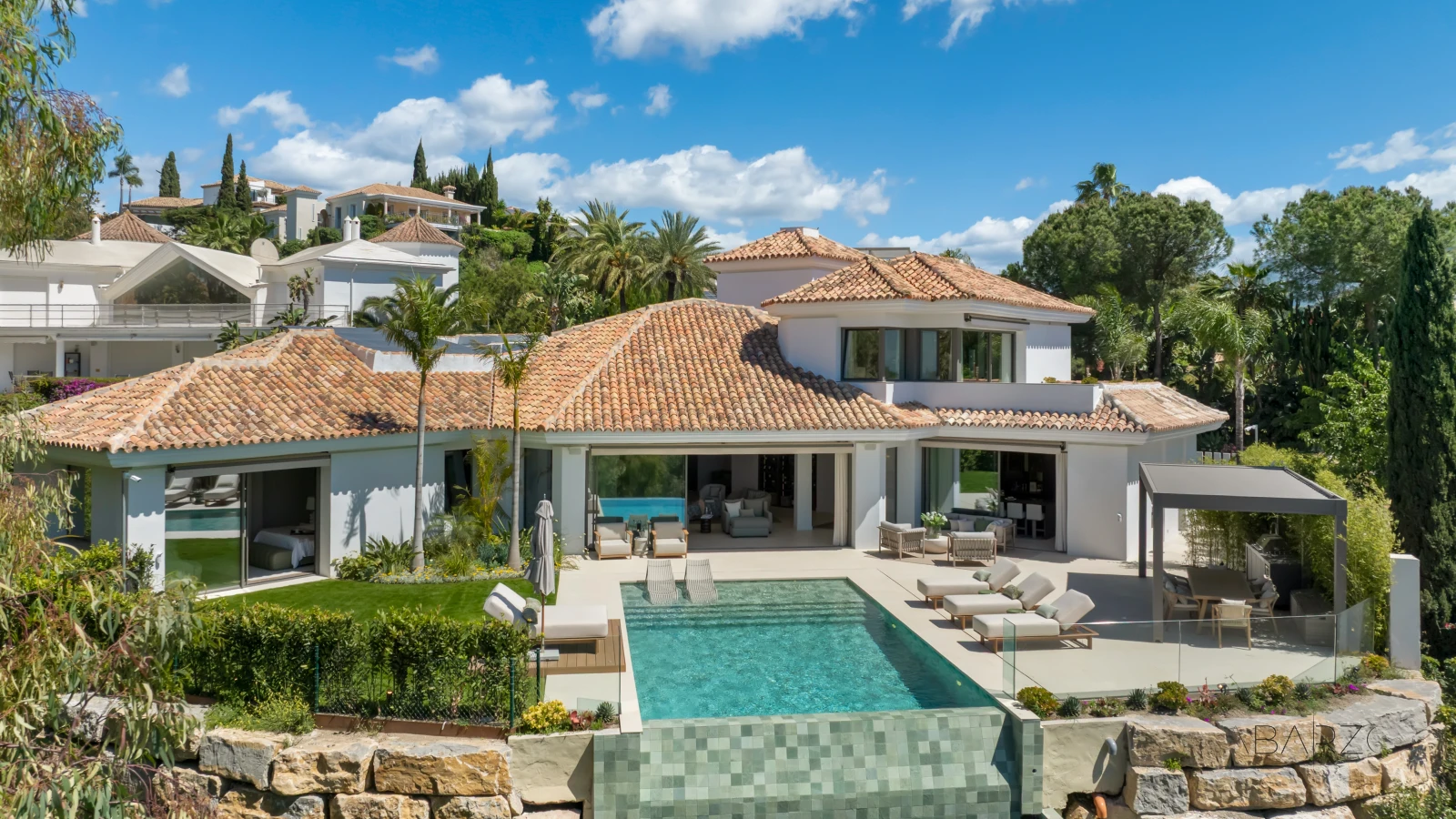 Villa de lujo en Benahavis con piscina cubierta y vistas al mar — luxury property for sale in La Quinta, Benahavís