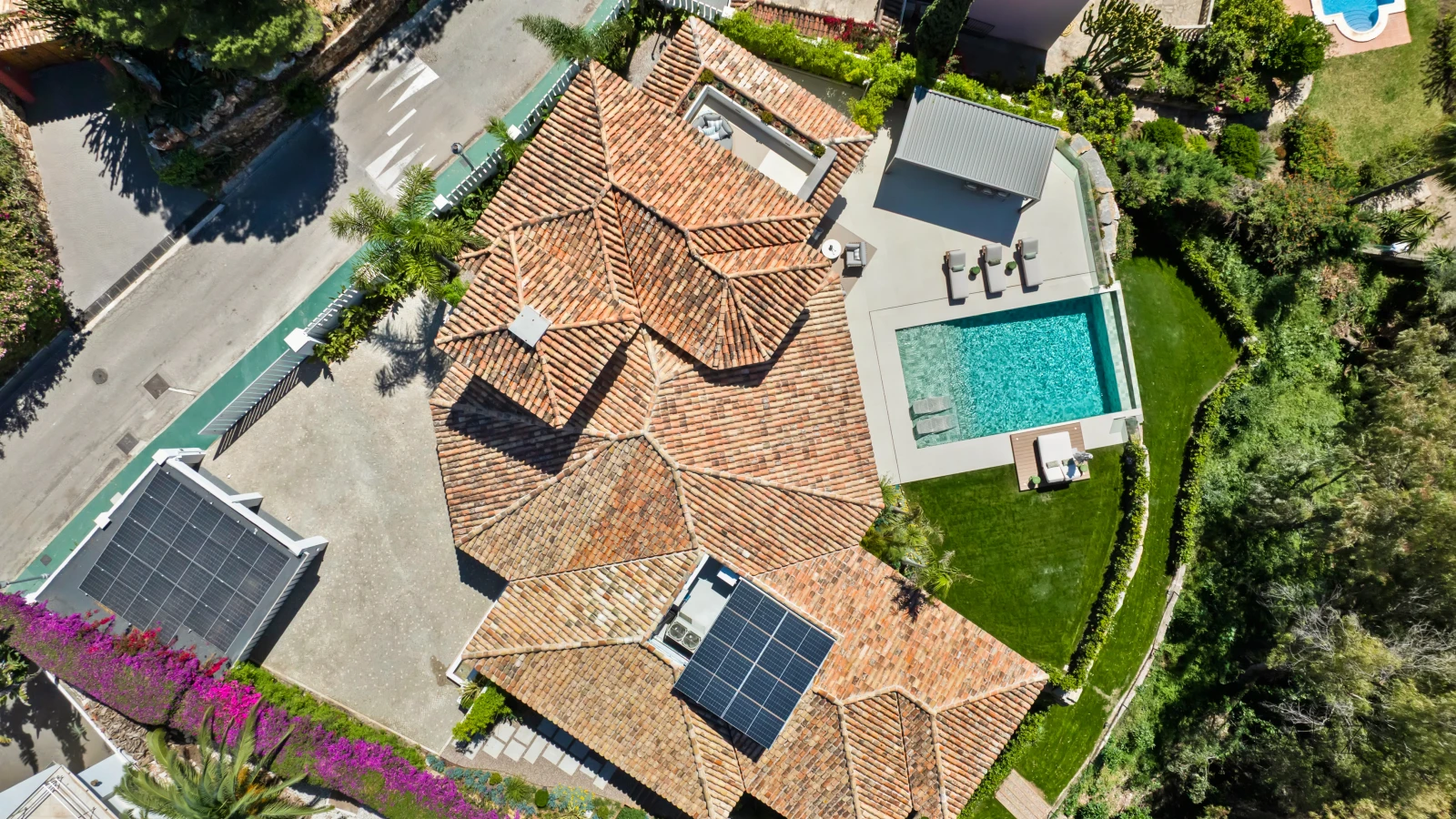 Villa de lujo en Benahavis con piscina cubierta y vistas al mar — interior, La Quinta, Benahavís (78 of 122)