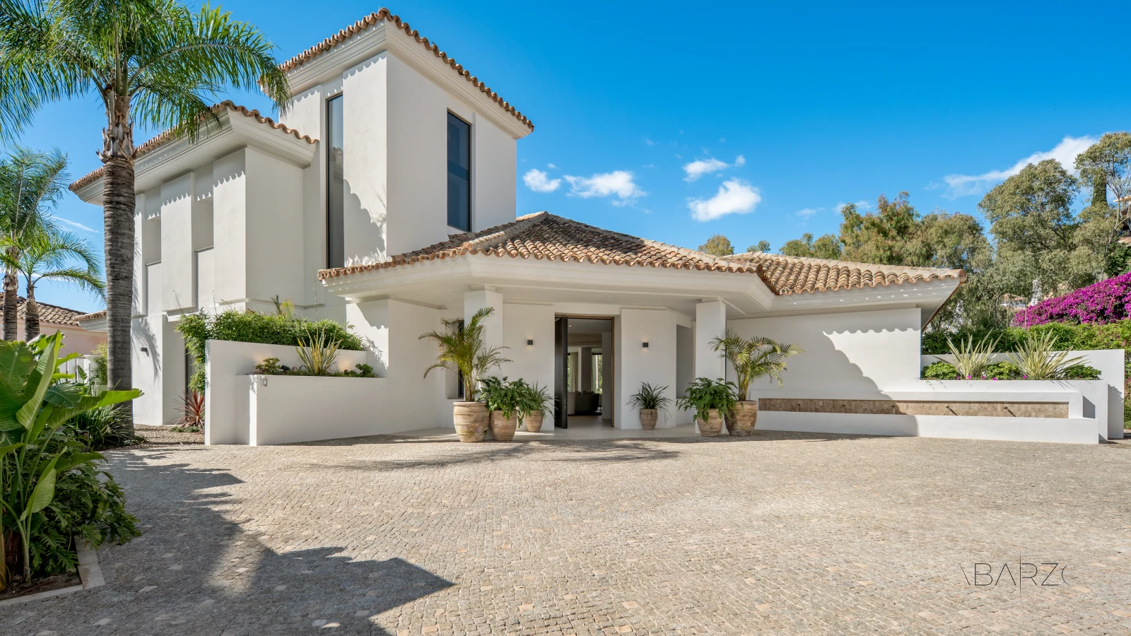 Villa de lujo en Benahavis con piscina cubierta y vistas al mar — interior, La Quinta, Benahavís (2 of 122)