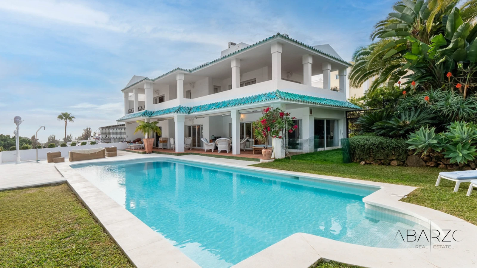 Semi-detached house in Las Terrazas de La Quinta with heated saltwater pool and sea views — luxury property for sale in La Quinta, Benahavís