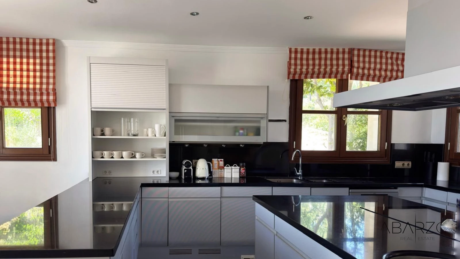 Luxury Villa with Private Pool and Spacious Gardens in La Zagaleta, Benahavis — interior, La Zagaleta, Benahavís (39 of 49)