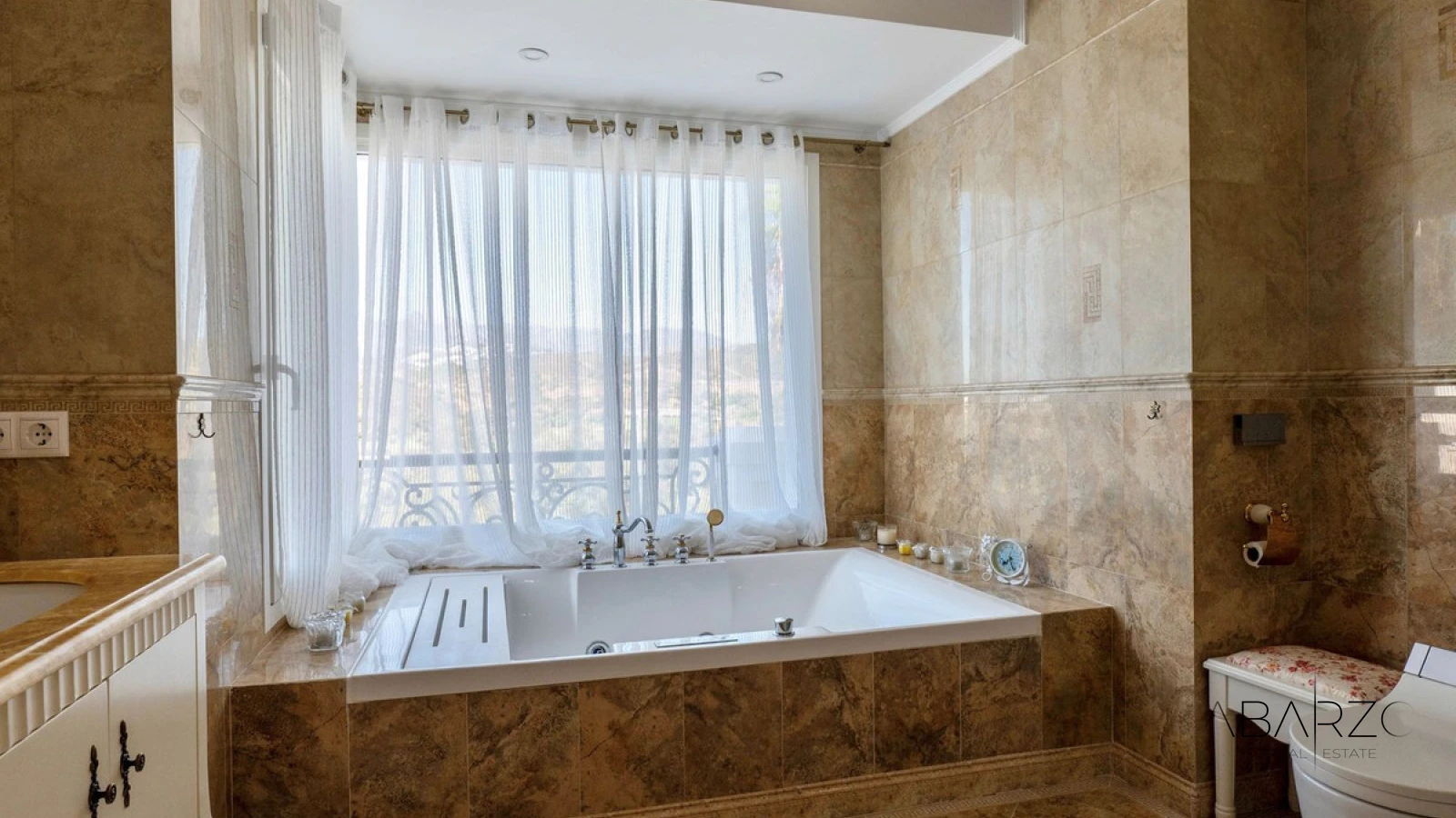 Luxury Villa in El Rosario Marbella with Sea Views and Private Pool — interior, Marbella East, Marbella (32 of 49)