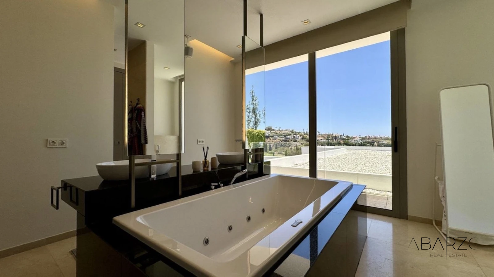 Frontline Golf Villa in Los Flamingos with Sea Views and Private Pool — interior, Los Flamingos, Benahavís (11 of 17)