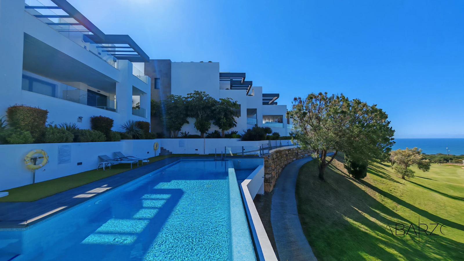 Penthouse for sale in Cabopino, Marbella with sea views and communal pool — luxury property for sale in Marbella East, Marbella