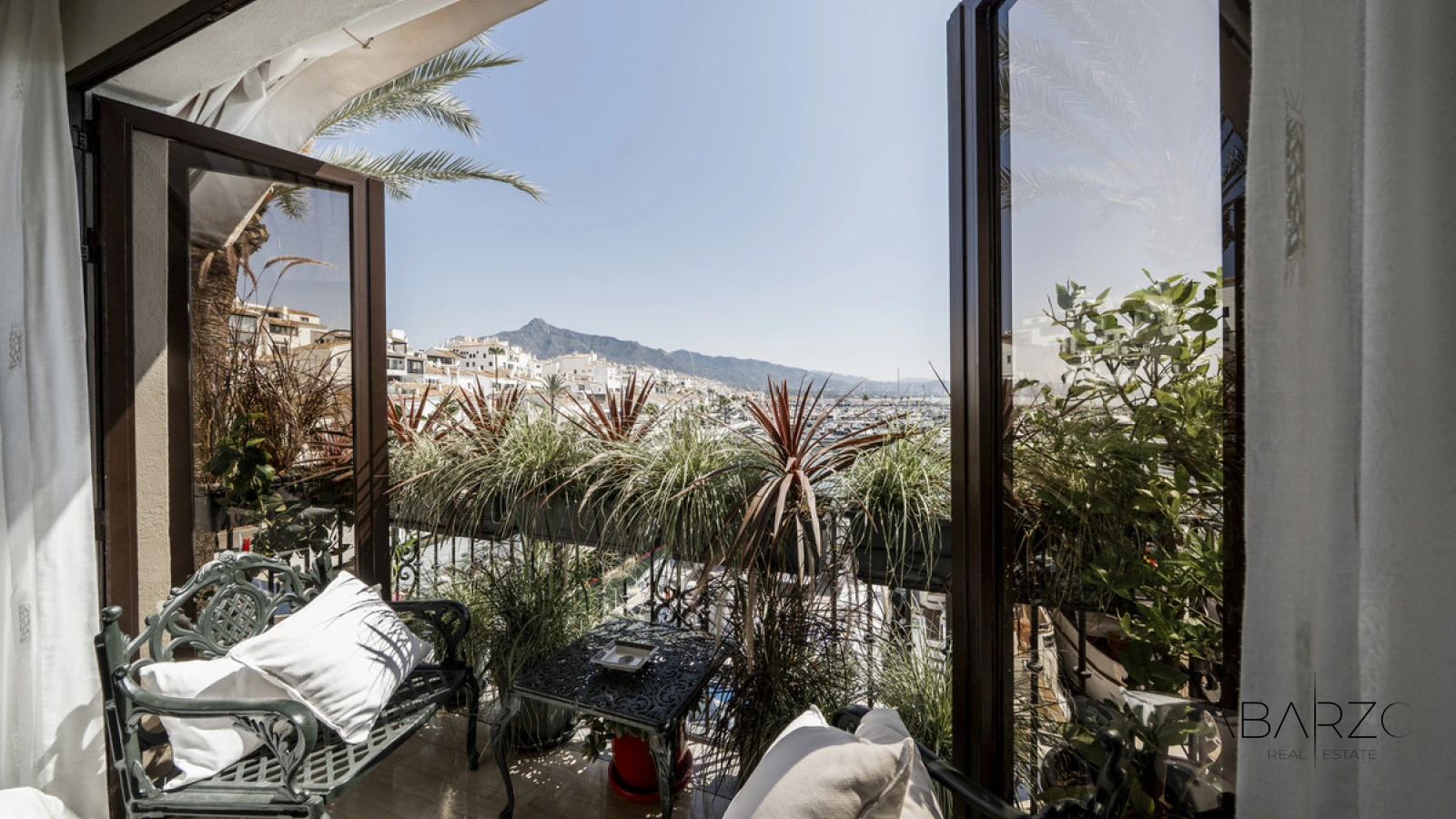 Дуплекс с видом на море и коммерческой лицензией в Пуэрто-Банусе — luxury property for sale in Puerto Banús, Marbella