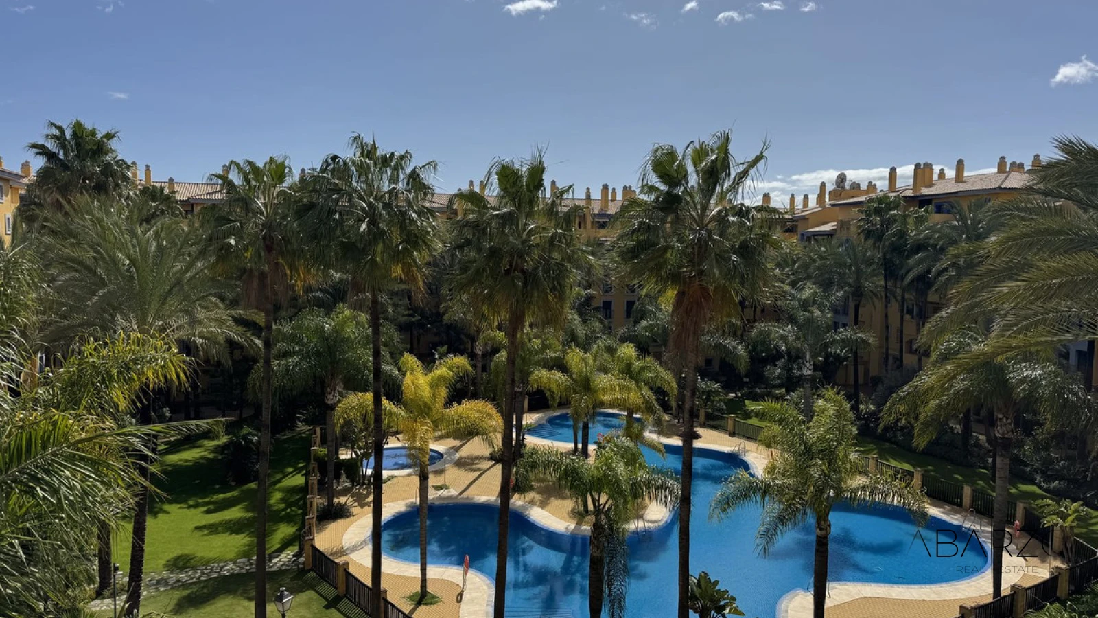 Великолепная квартира рядом с пляжем в Сан-Педро-де-Алькантара — luxury property for sale in San Pedro Centro, San Pedro de Alcántara