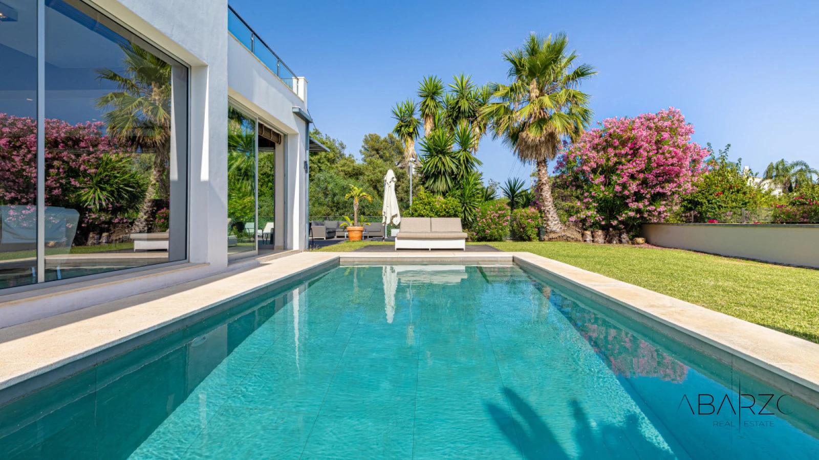 Villa contemporánea con piscina privada y jardín en El Rosario, Marbella — luxury property for sale in Marbella Centro, Marbella