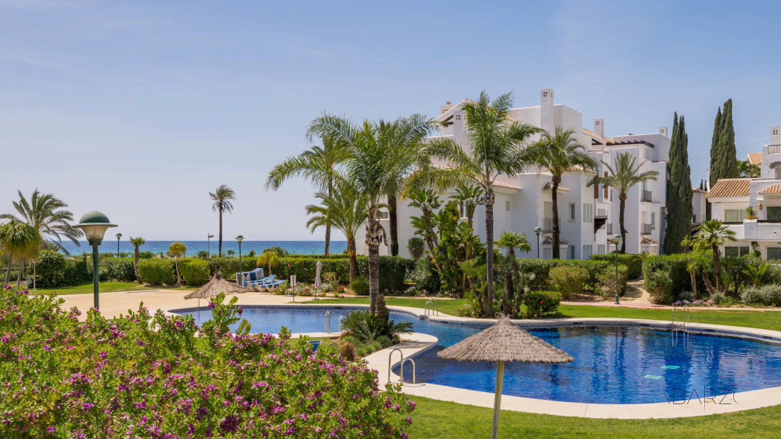 Apartamento en Los Monteros, Marbella con vistas al mar — luxury property for sale in Marbella East, Marbella