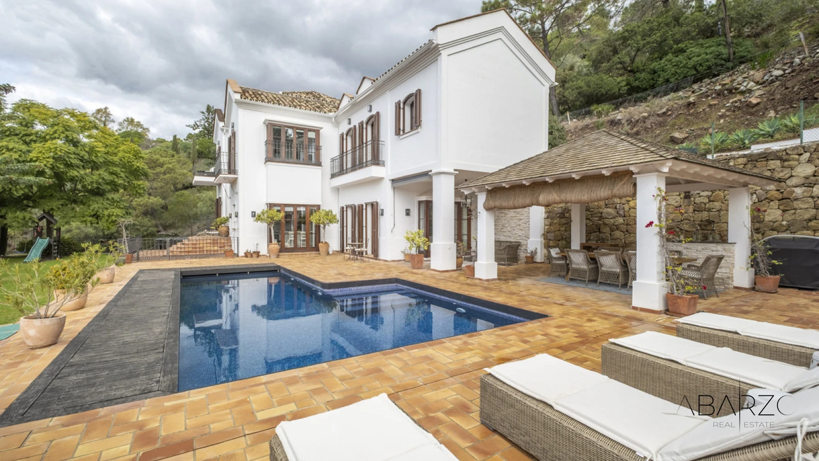 Exclusive villa in El Madroñal, Benahavís with sea and mountain views — luxury property for sale in El Madroñal, Benahavís