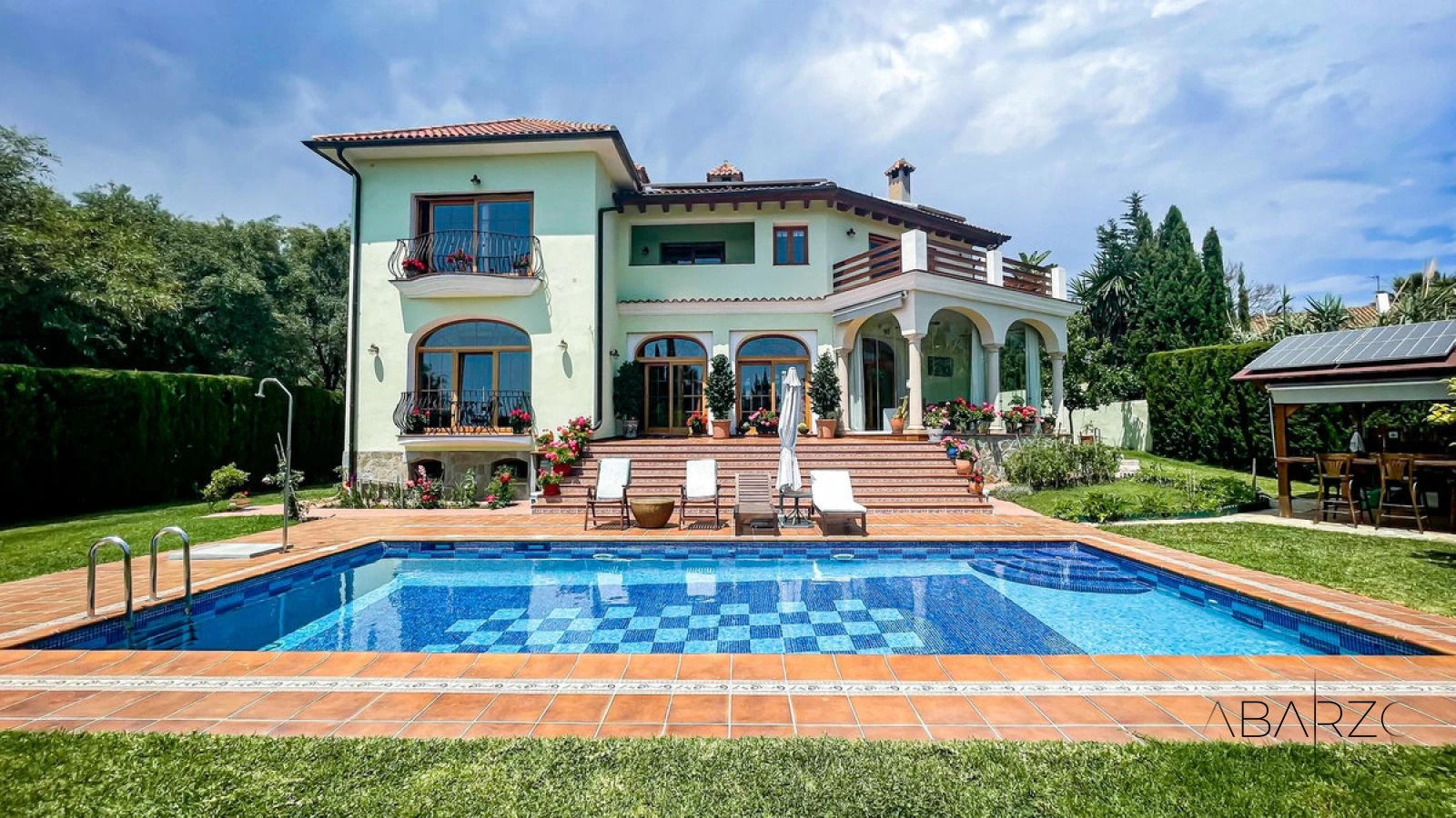Sunny detached villa with sea views in El Rosario, Marbella — luxury property for sale in Marbella East, Marbella