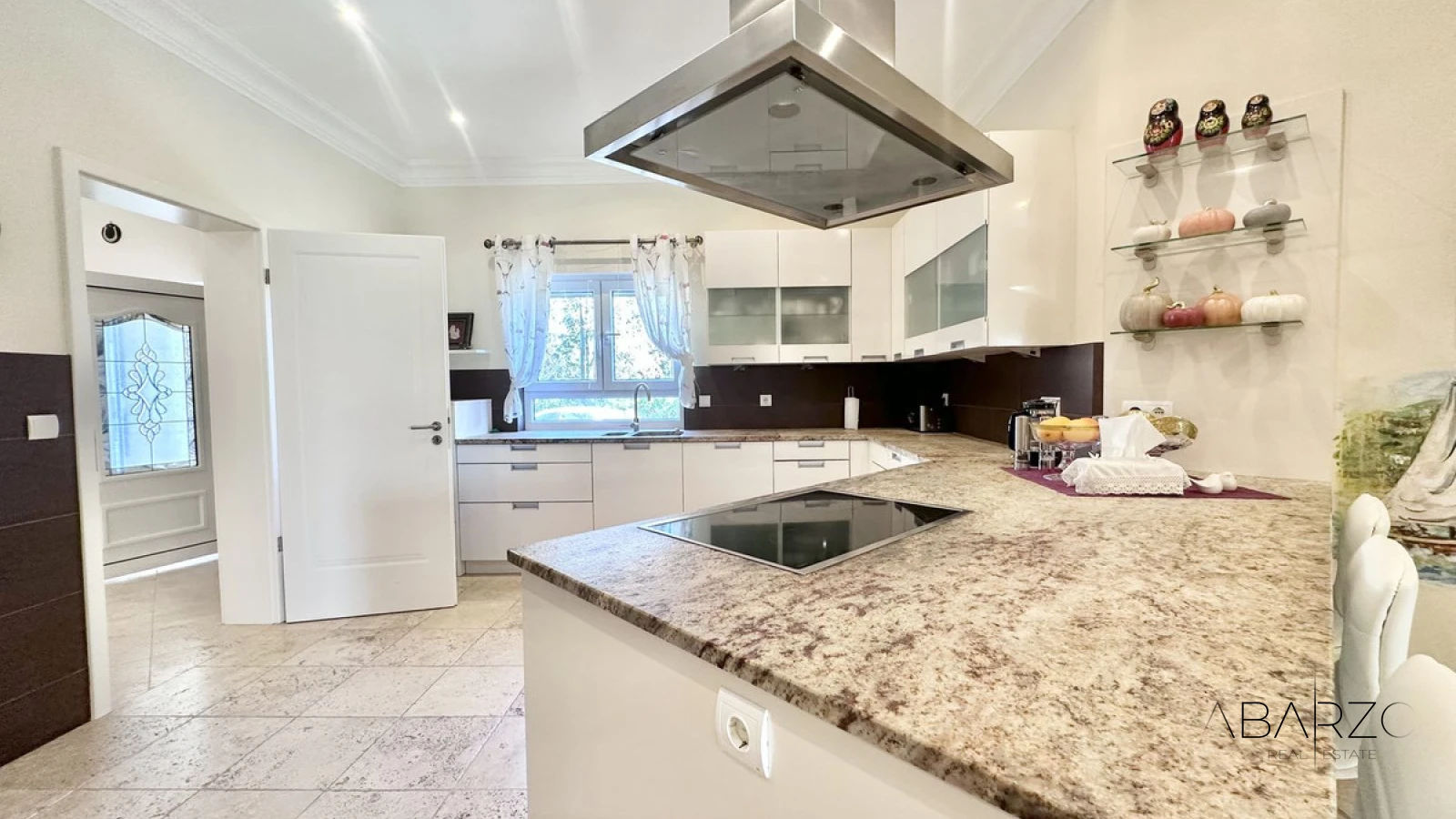 Large villa for sale in El Rosario with sea views and pool — interior, Marbella East, Marbella (17 of 49)
