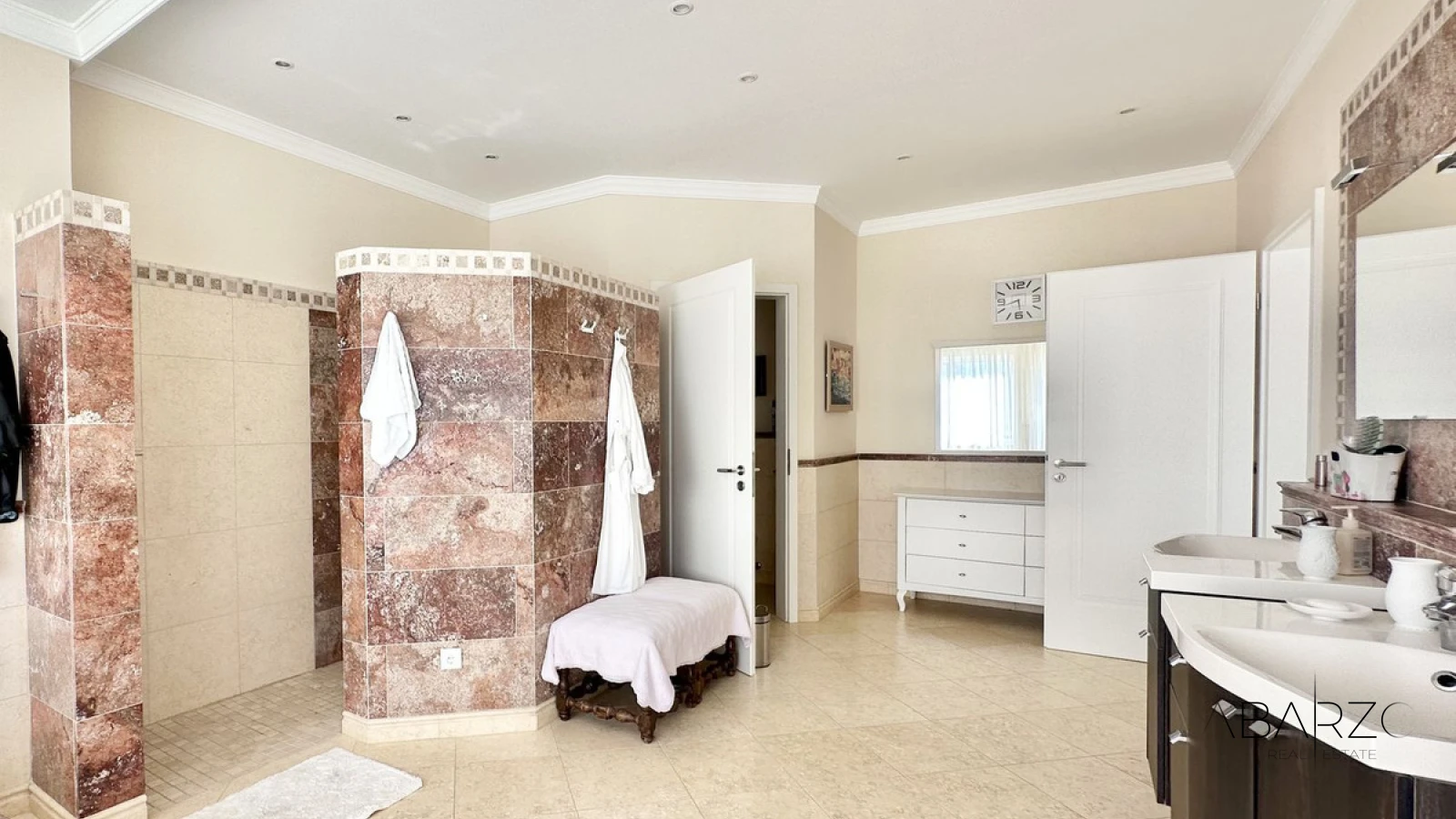 Large villa for sale in El Rosario with sea views and pool — interior, Marbella East, Marbella (30 of 49)