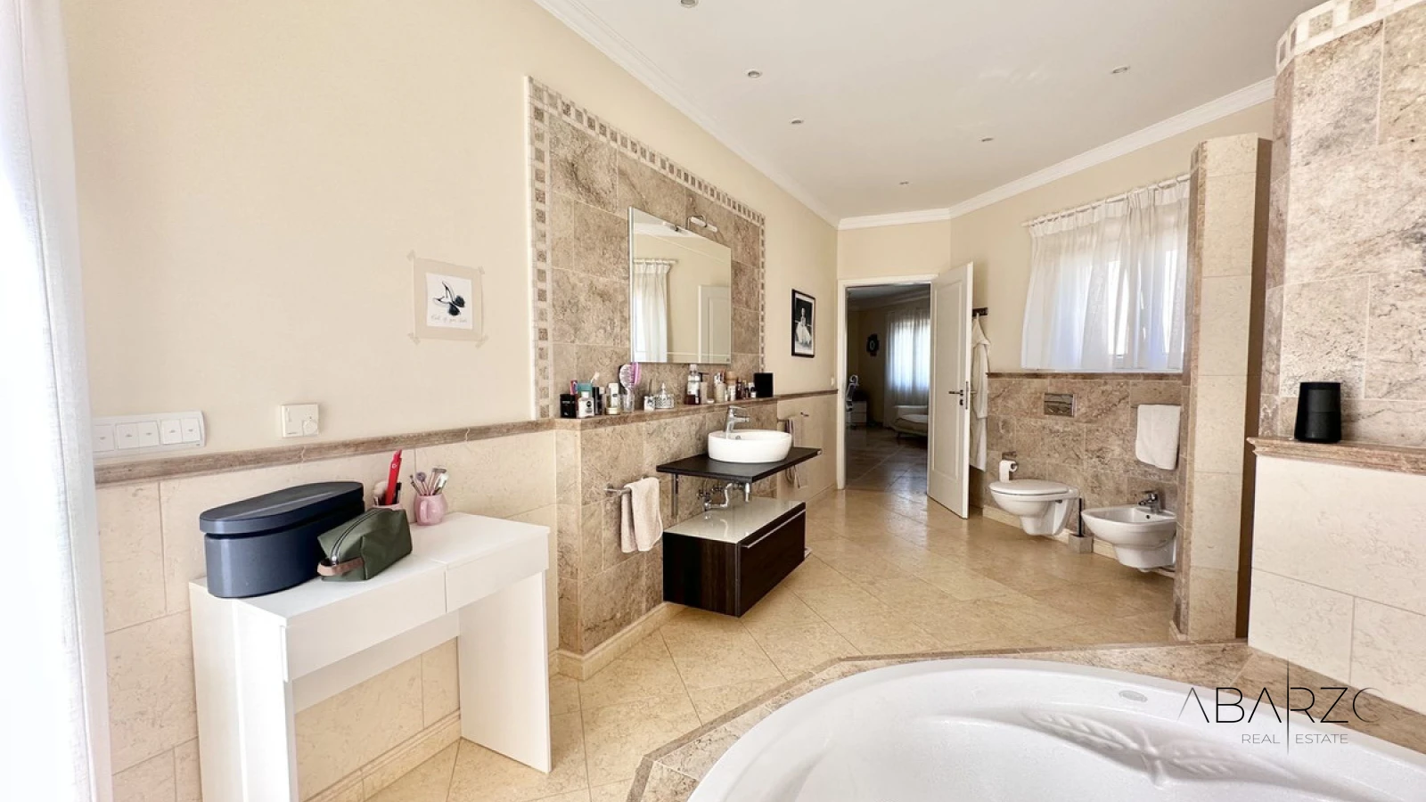Large villa for sale in El Rosario with sea views and pool — interior, Marbella East, Marbella (36 of 49)