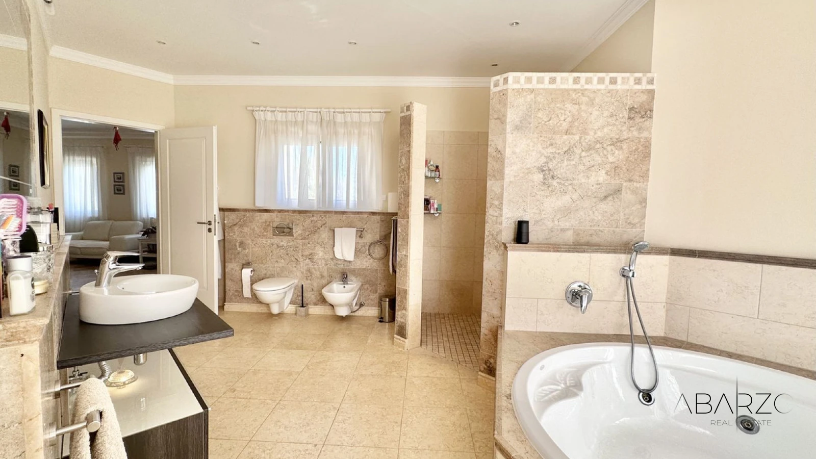 Large villa for sale in El Rosario with sea views and pool — interior, Marbella East, Marbella (35 of 49)