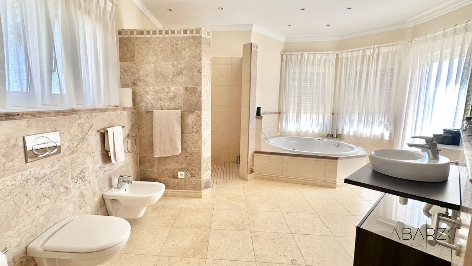 Large villa for sale in El Rosario with sea views and pool — interior, Marbella East, Marbella (34 of 49)