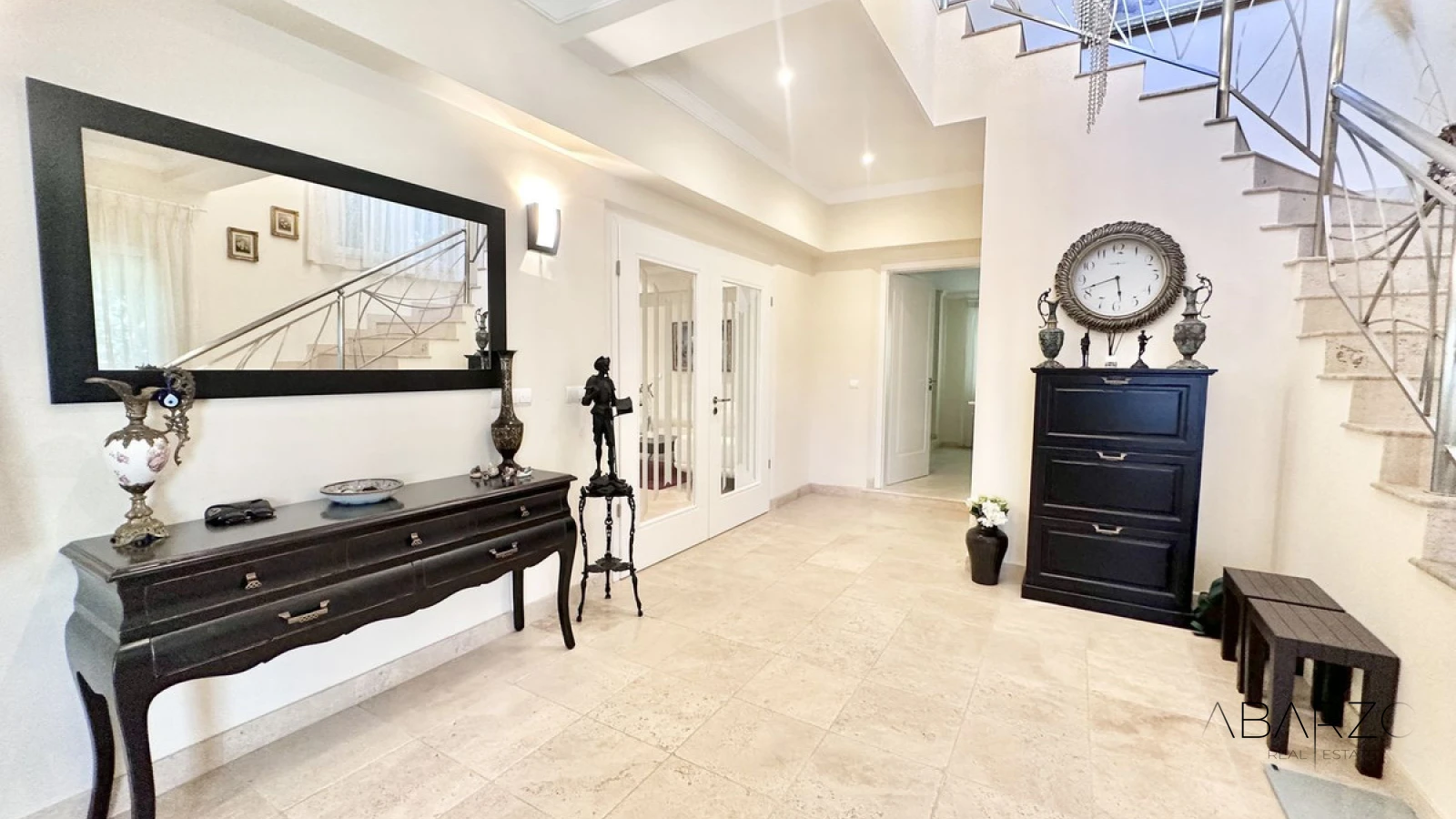 Large villa for sale in El Rosario with sea views and pool — interior, Marbella East, Marbella (7 of 49)