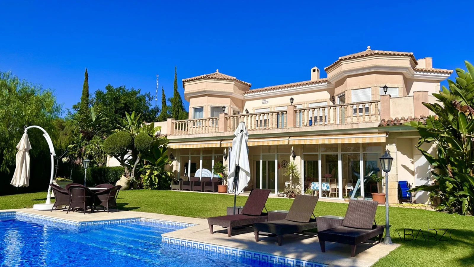 Large villa for sale in El Rosario with sea views and pool — luxury property for sale in Marbella East, Marbella