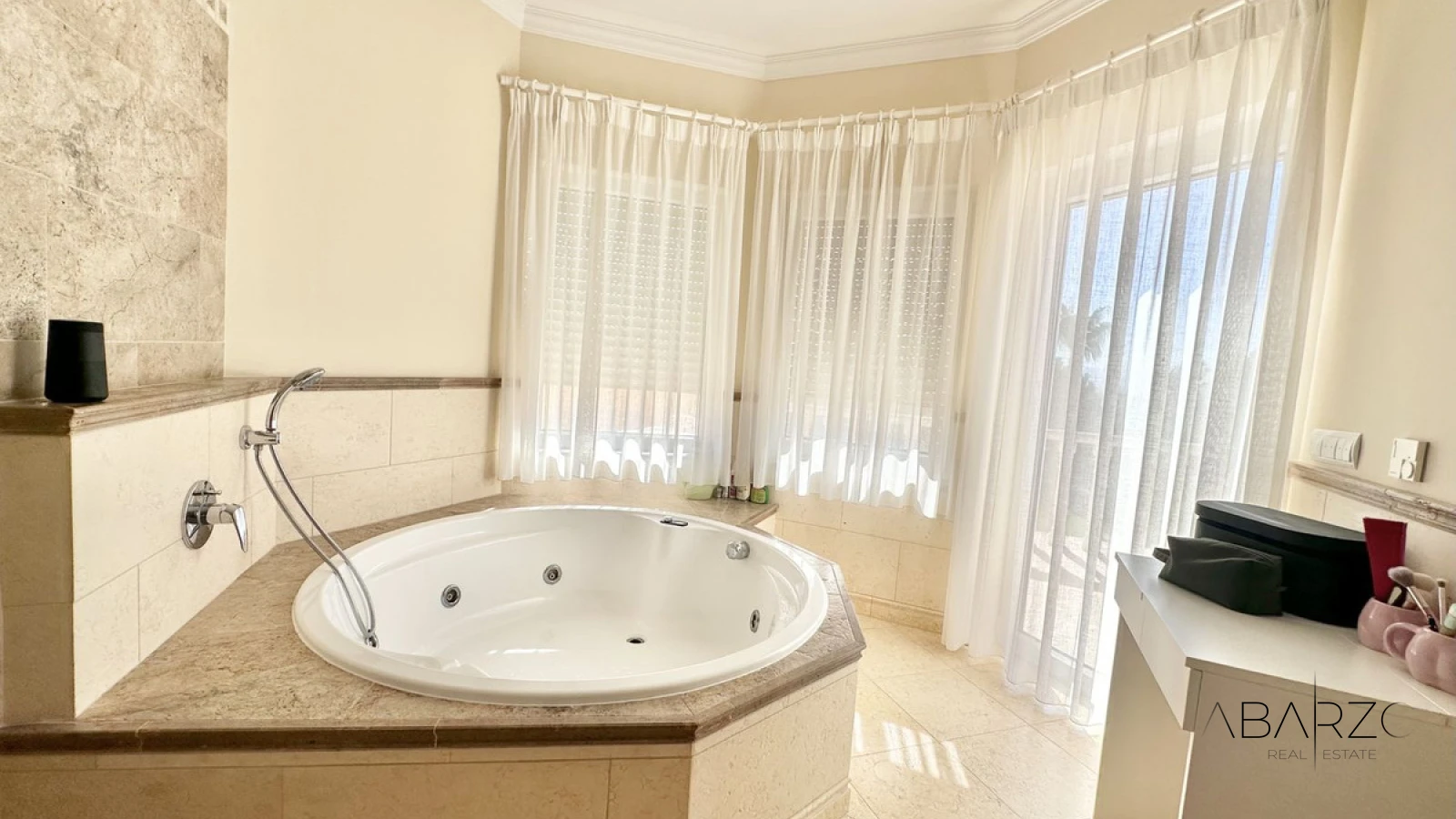 Large villa for sale in El Rosario with sea views and pool — interior, Marbella East, Marbella (37 of 49)