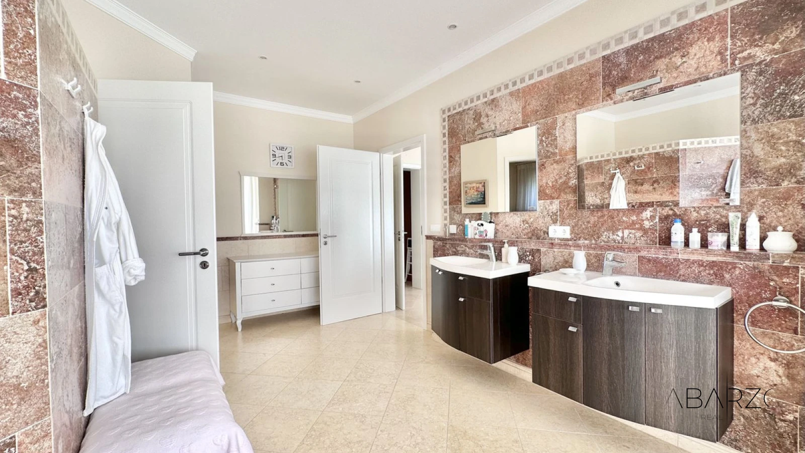 Large villa for sale in El Rosario with sea views and pool — interior, Marbella East, Marbella (29 of 49)