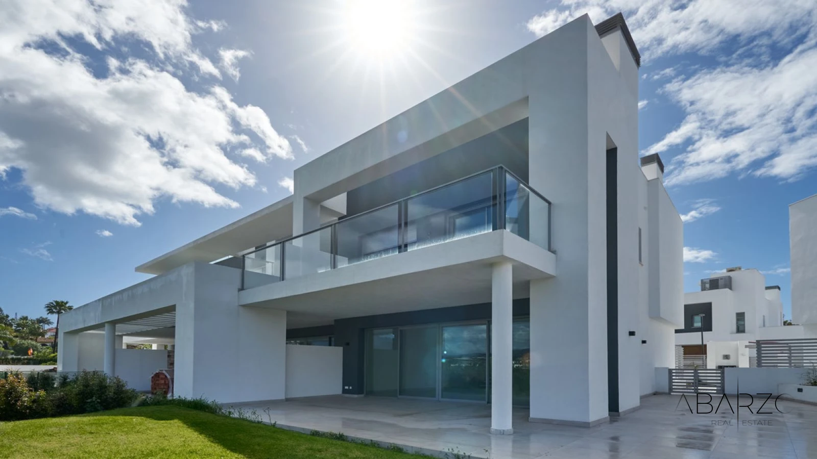 Таунхаус в Сан-Педро с бассейном на крыше и панорамным видом — luxury property for sale in Guadalmina Alta, San Pedro de Alcántara