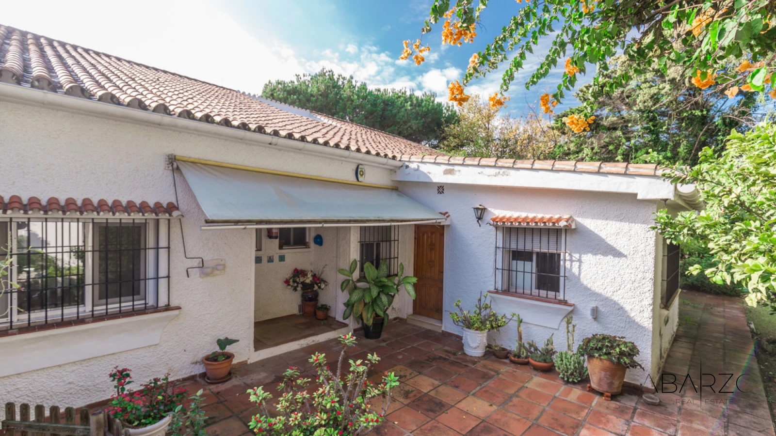 Frontline Beach Villa with Sea Views and Pool in Los Monteros, Marbella — interior, Marbella East, Marbella (20 of 24)