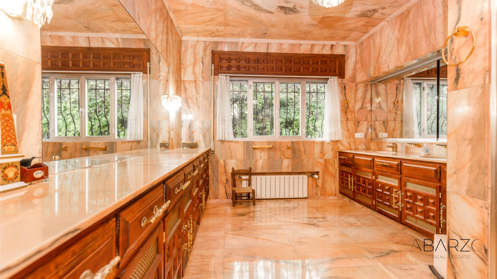 Frontline Beach Villa with Sea Views and Pool in Los Monteros, Marbella — interior, Marbella East, Marbella (18 of 24)