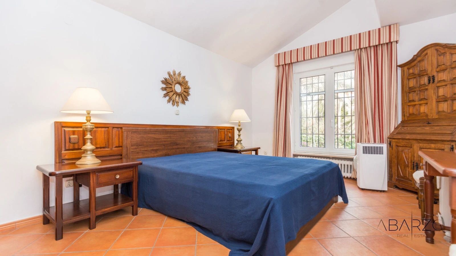 Frontline Beach Villa with Sea Views and Pool in Los Monteros, Marbella — interior, Marbella East, Marbella (21 of 24)