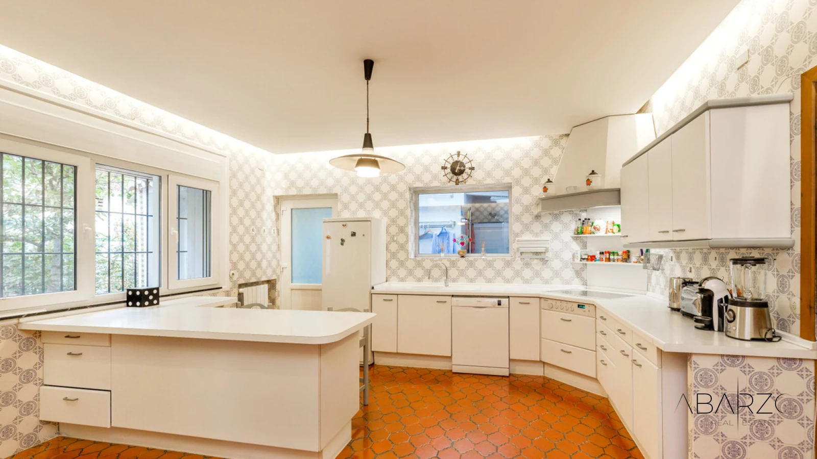 Frontline Beach Villa with Sea Views and Pool in Los Monteros, Marbella — interior, Marbella East, Marbella (23 of 24)