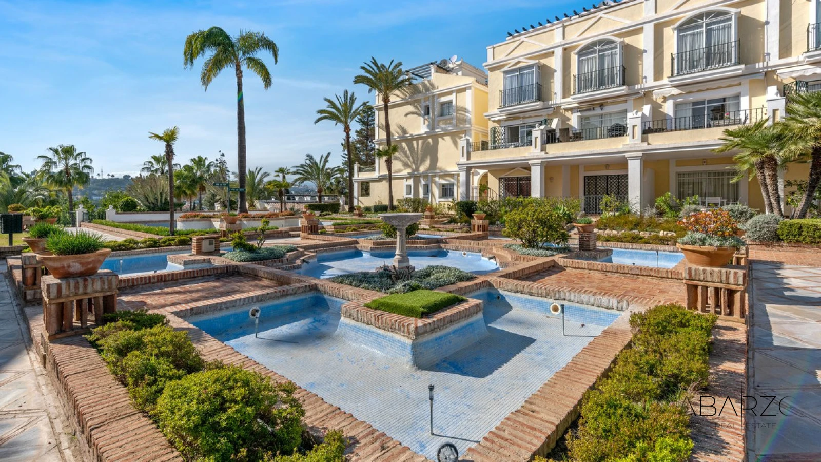 Apartamento en planta baja con piscina en Aloha, Nueva Andalucía — luxury property for sale in Nueva Andalucía, Marbella