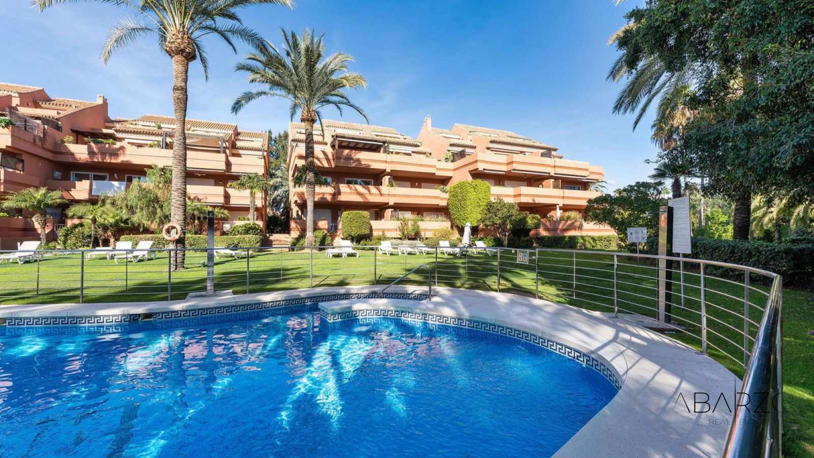 Apartamento con terraza privada y piscina en la playa de Marbella — luxury property for sale in Puerto Banús, Marbella