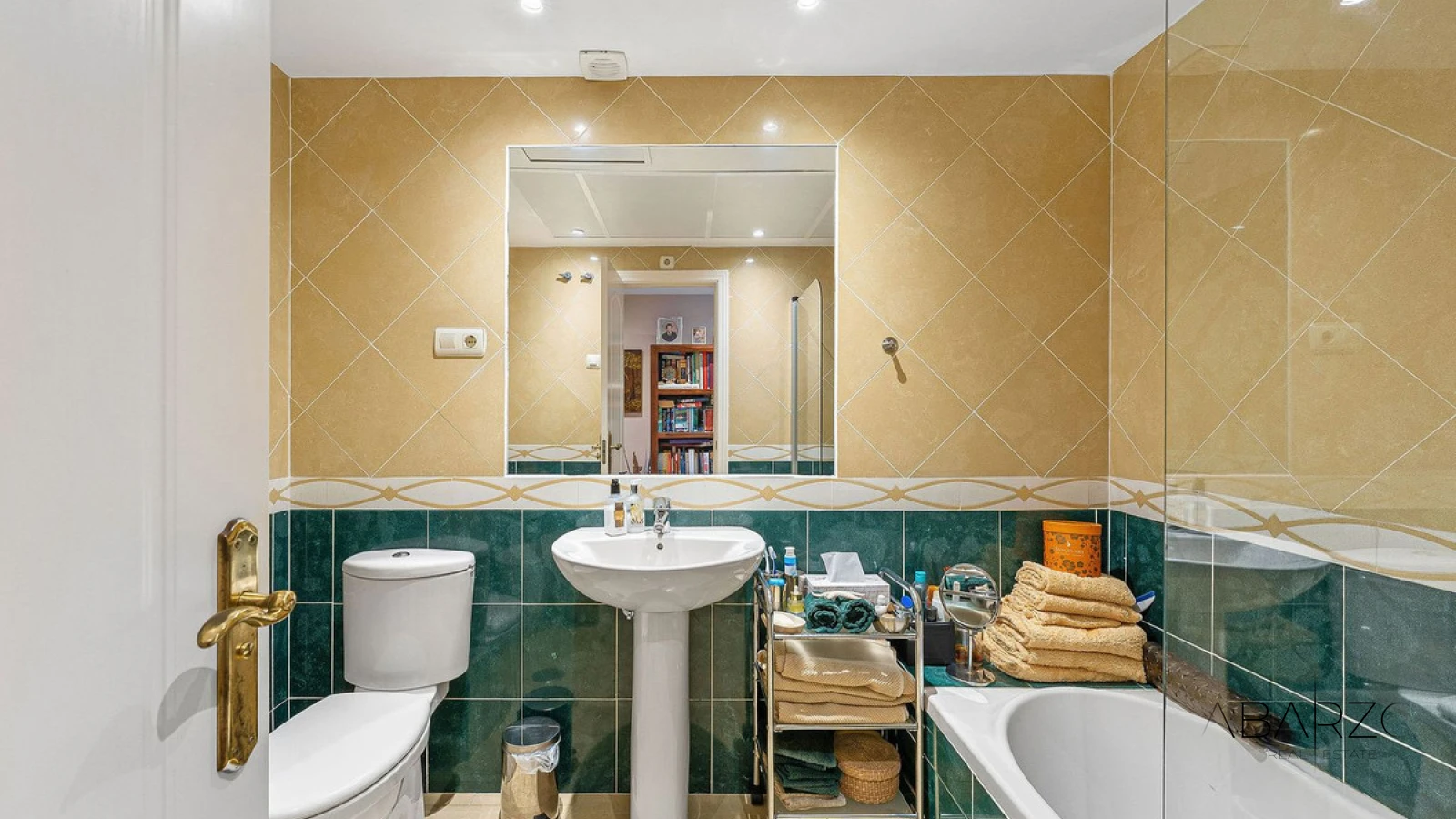 Apartamento con terraza privada y piscina en la playa de Marbella — interior, Puerto Banús, Marbella (20 of 25)